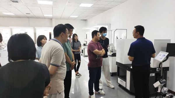首批工业旅游团领导们莅临指导