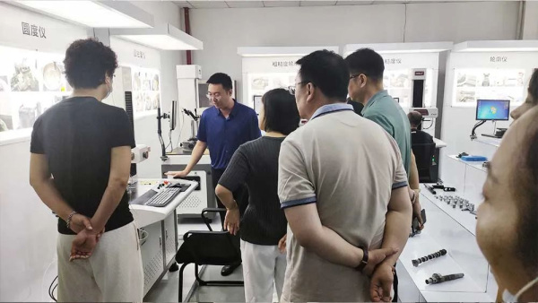 首批工业旅游团领导们莅临指导
